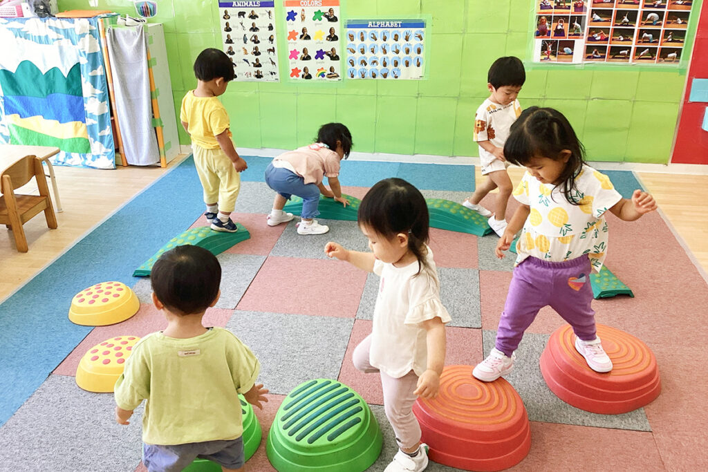 さくらインターナショナルスクール芦屋校の幼稚園児が英語と日本語のバイリンガル探究学習の風景